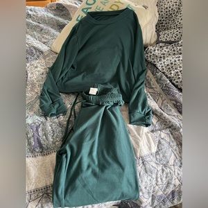 NWOT women’s 2 pc loungewear, green, long sleeve, size medium, crop top, new